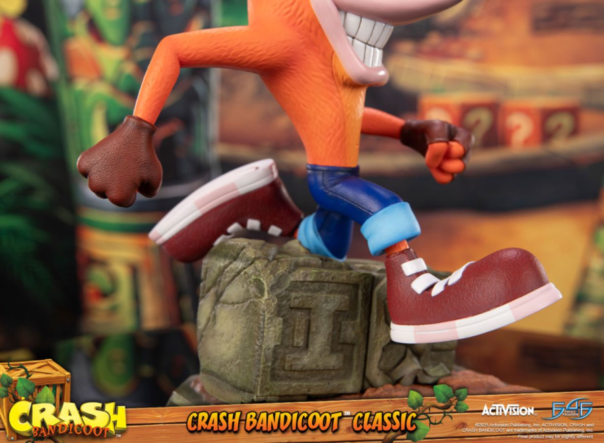 Crash Bandicoot - Crash Running Statue