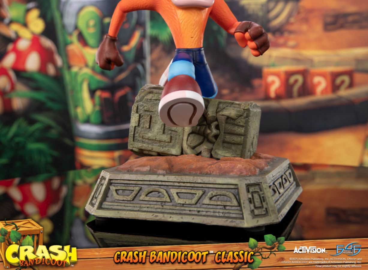 Crash Bandicoot - Crash Running Statue